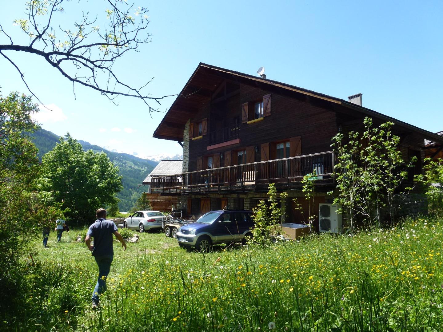 En été, le chalet se loue à un petit prix pour profiter de la vallée : randonnées, rafting, visite de Briançon et ses forts Vaubans,  les cols mythiques pour les cyclistes