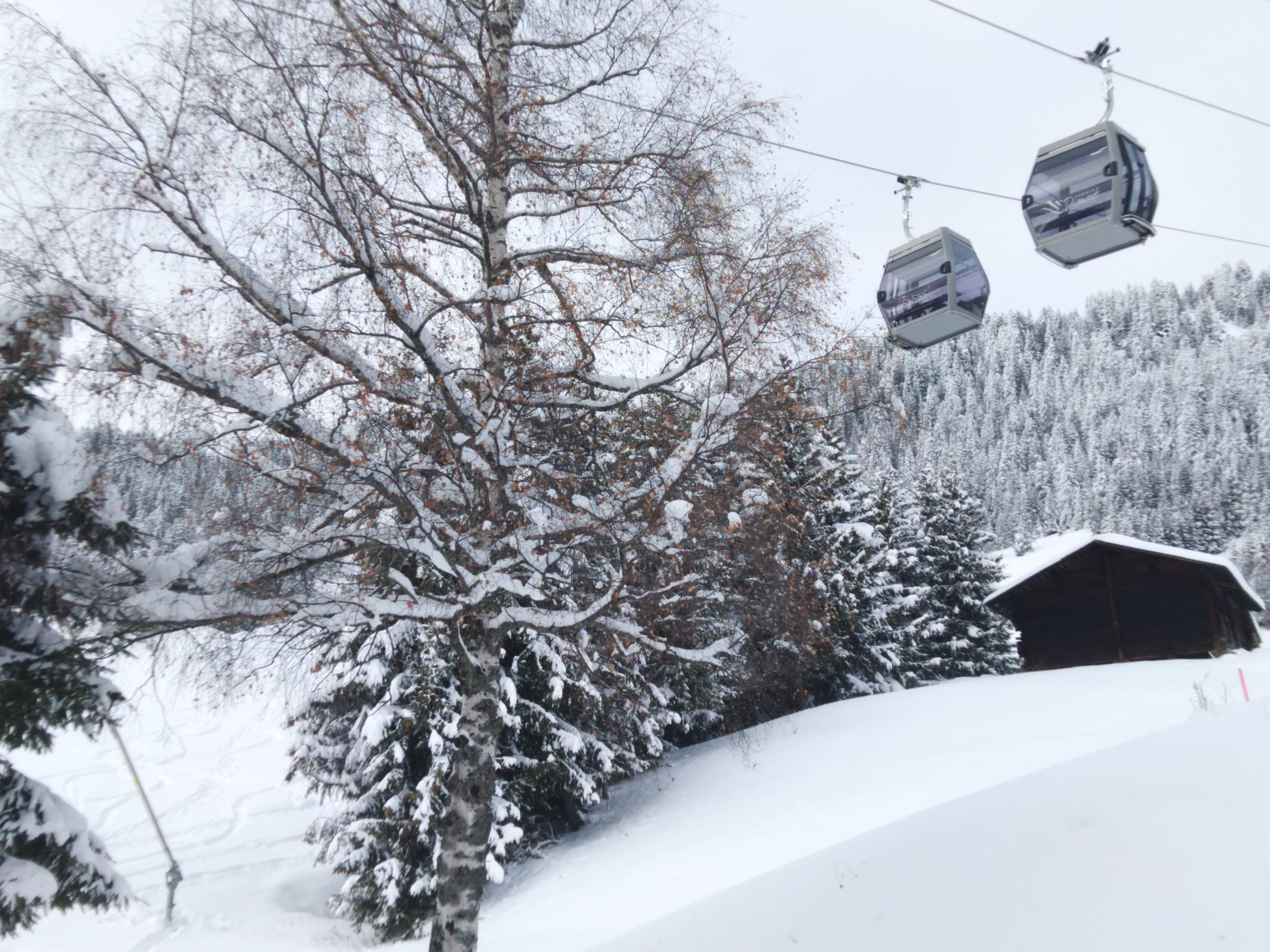 Télécabine à remplacé le télésiège et passe à coté du chalet