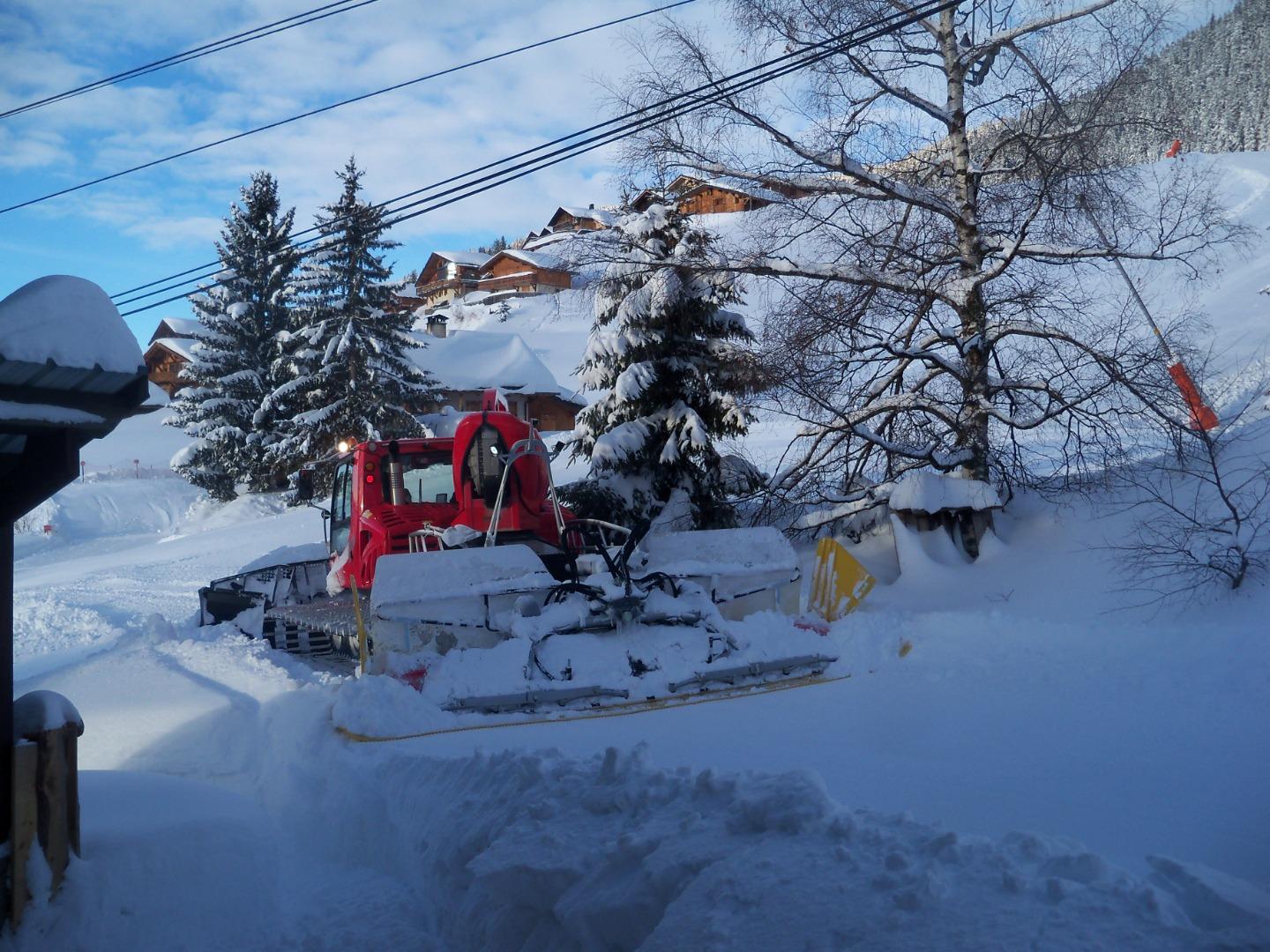 Accès aux pistes damées depuis le local à skis.