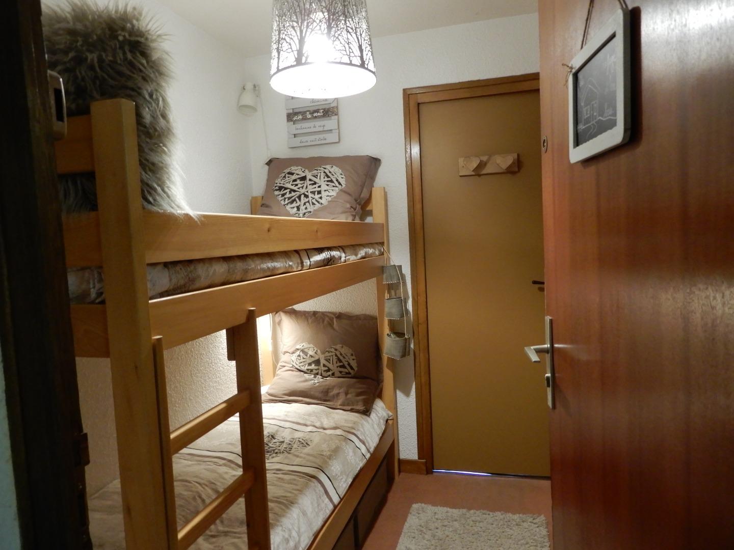 Chambre cabine pour les enfants avec rangements. Deux couettes et oreillers avec alèses. 