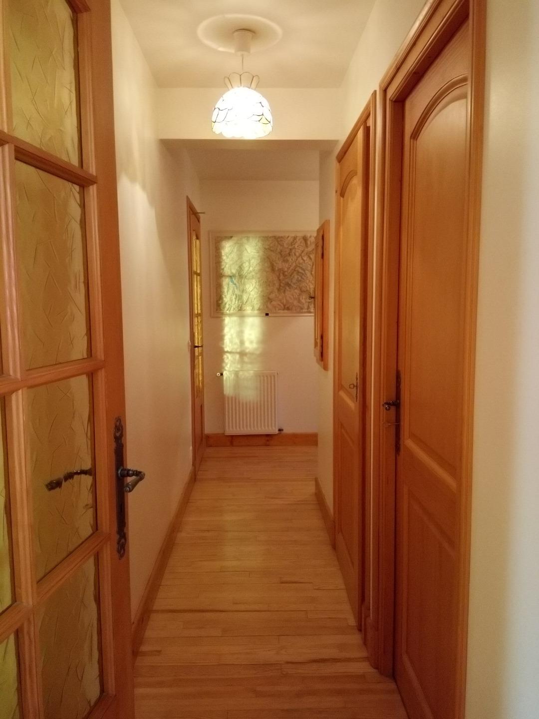 Couloir desservant les pièces de l'appartement