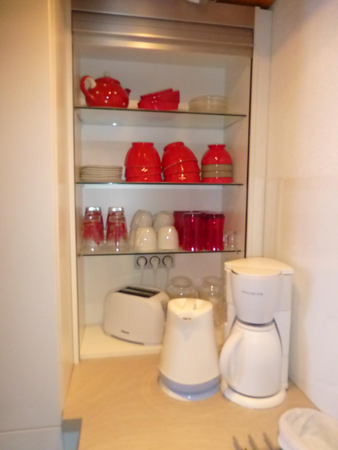 rangement avec vaisselle et cafetière, bouilloire, grille -pain