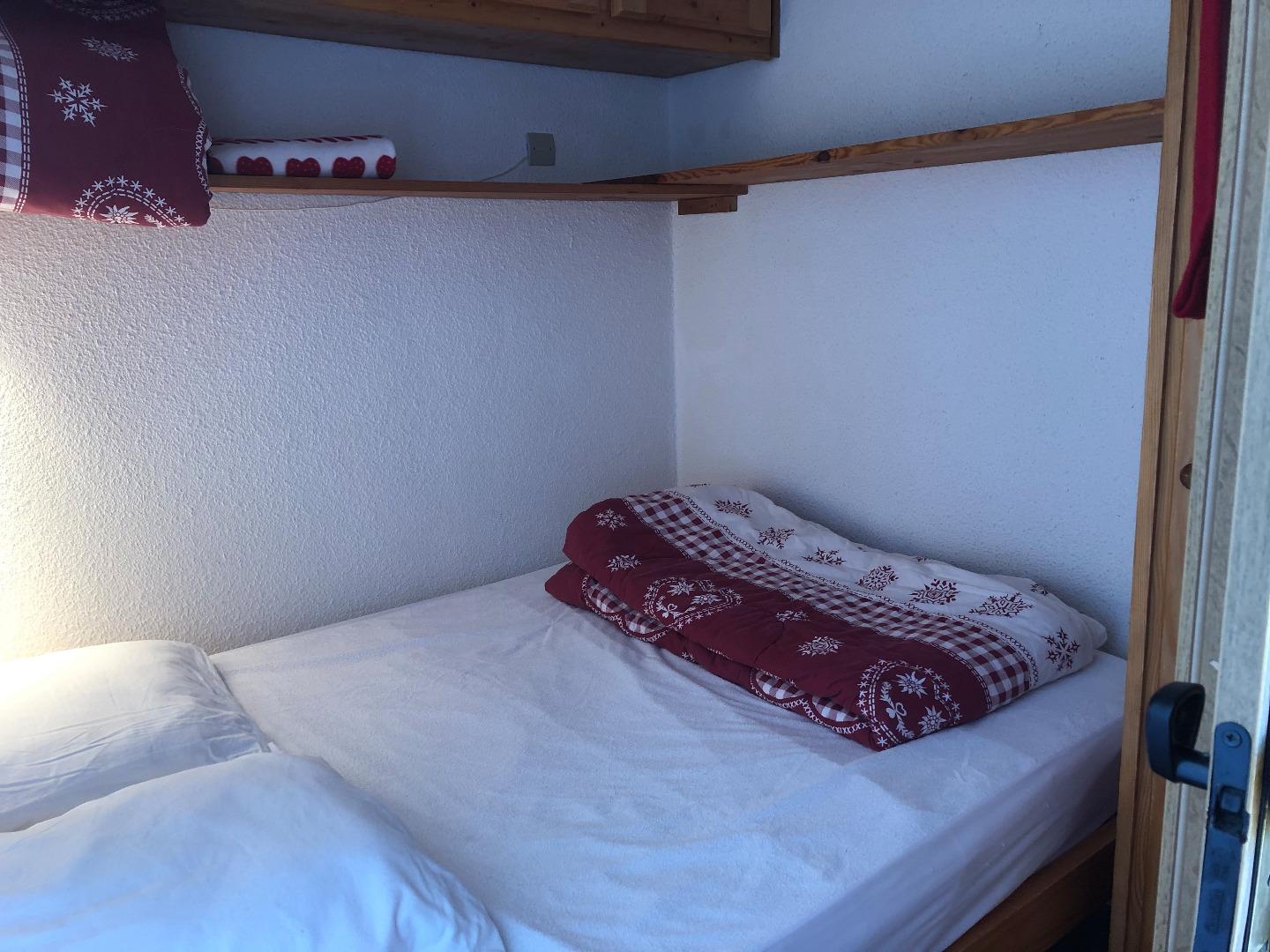 Chambre avec le grand lit ( 140 x190 ) et la couette 