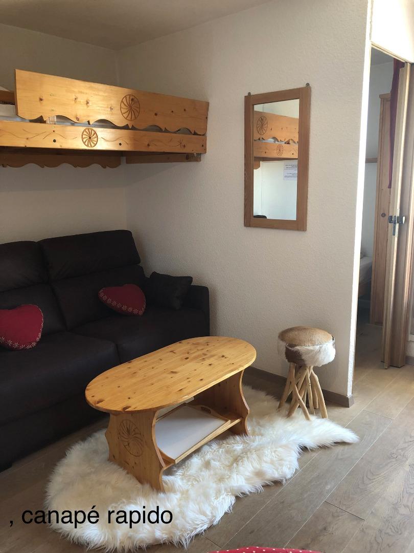 canapé rapido avec la porte de la chambre à droite 