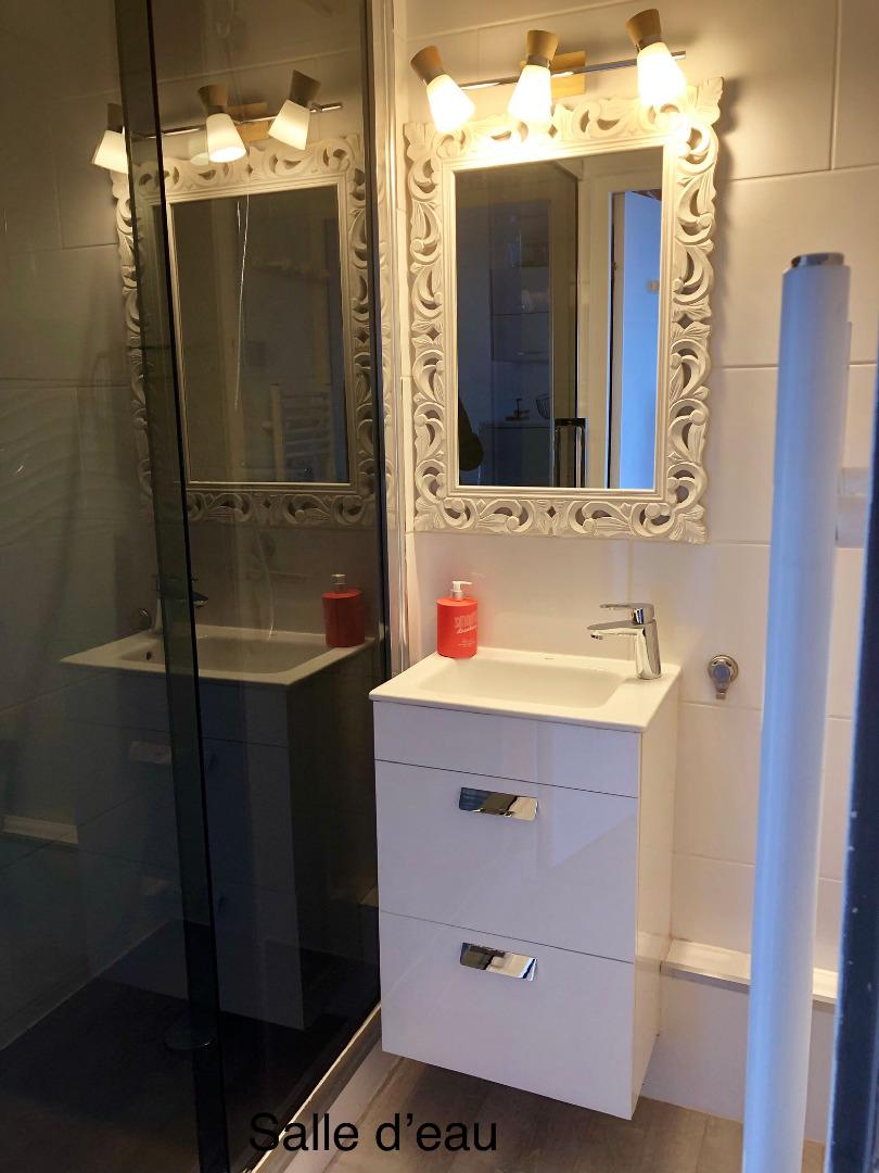 salle d'eau avec meuble lavabo et deux tiroirs , luminaire et radiateurs sèche-serviettes 