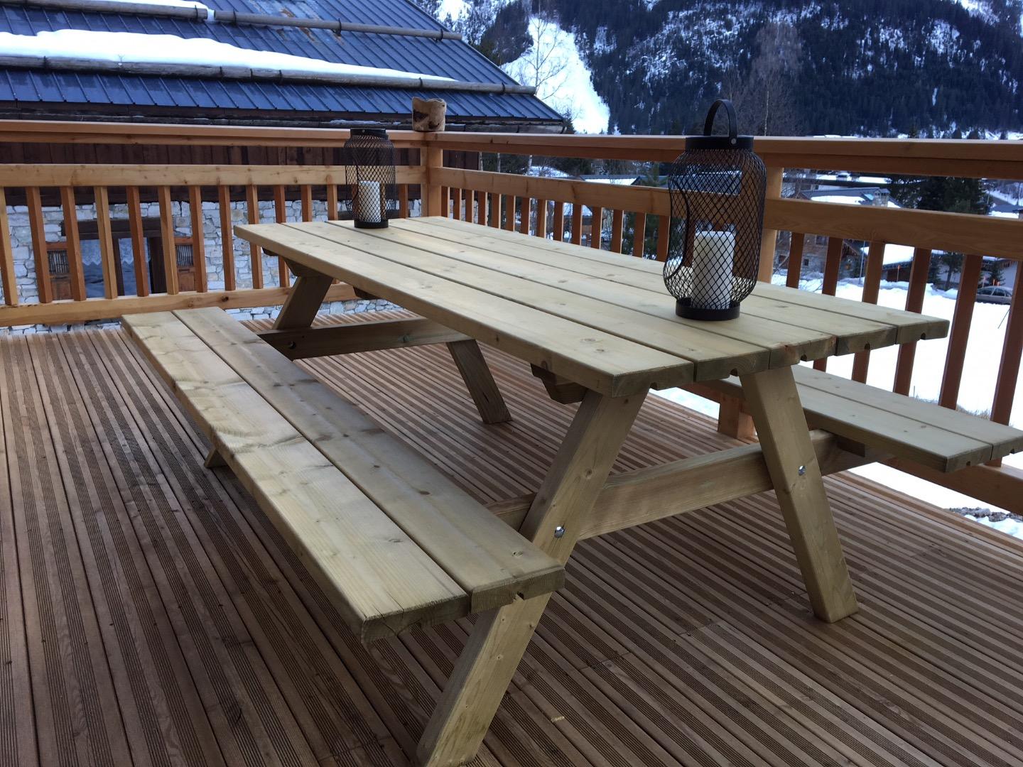 La terrasse plein sud en hiver
Equipée aussi d'un parasol et de trois chaises longues 