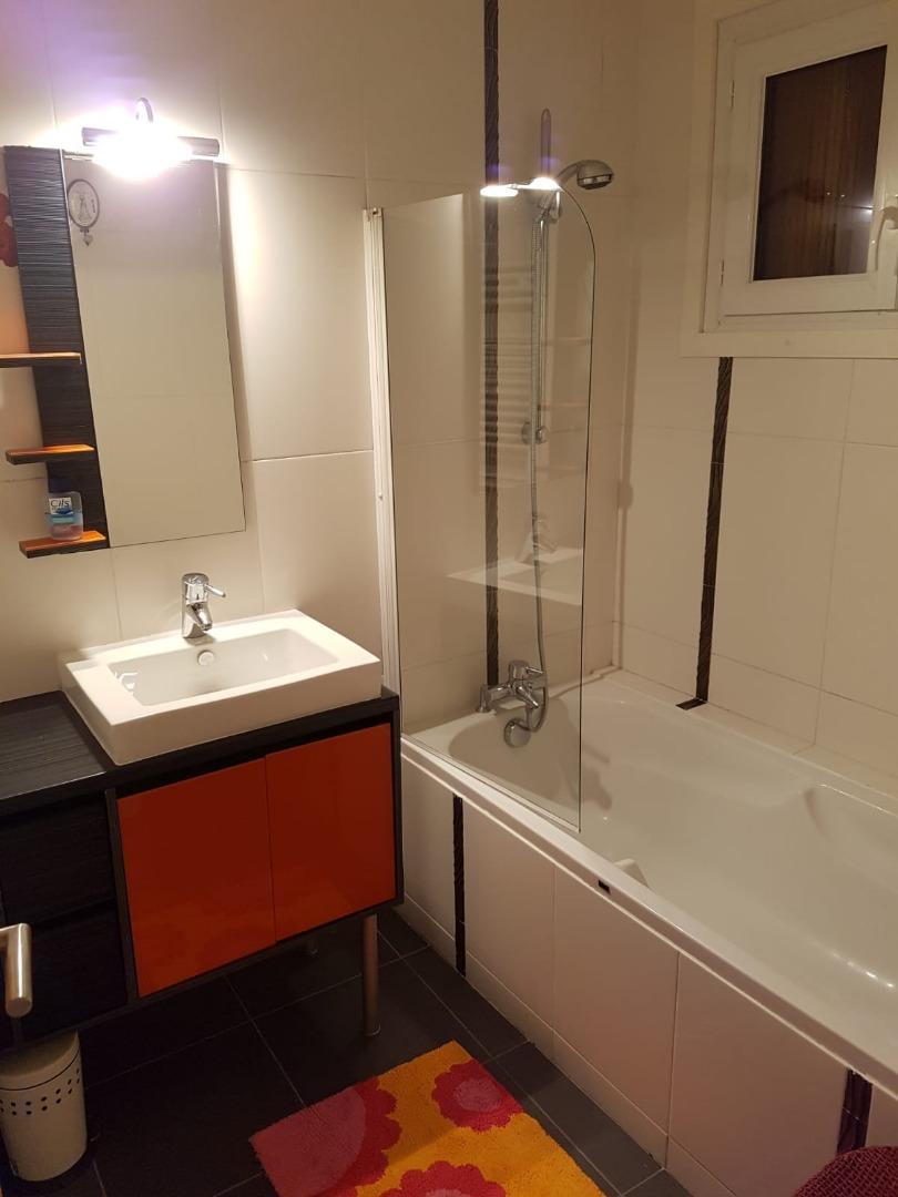 Première salle de bain avec baignoire
