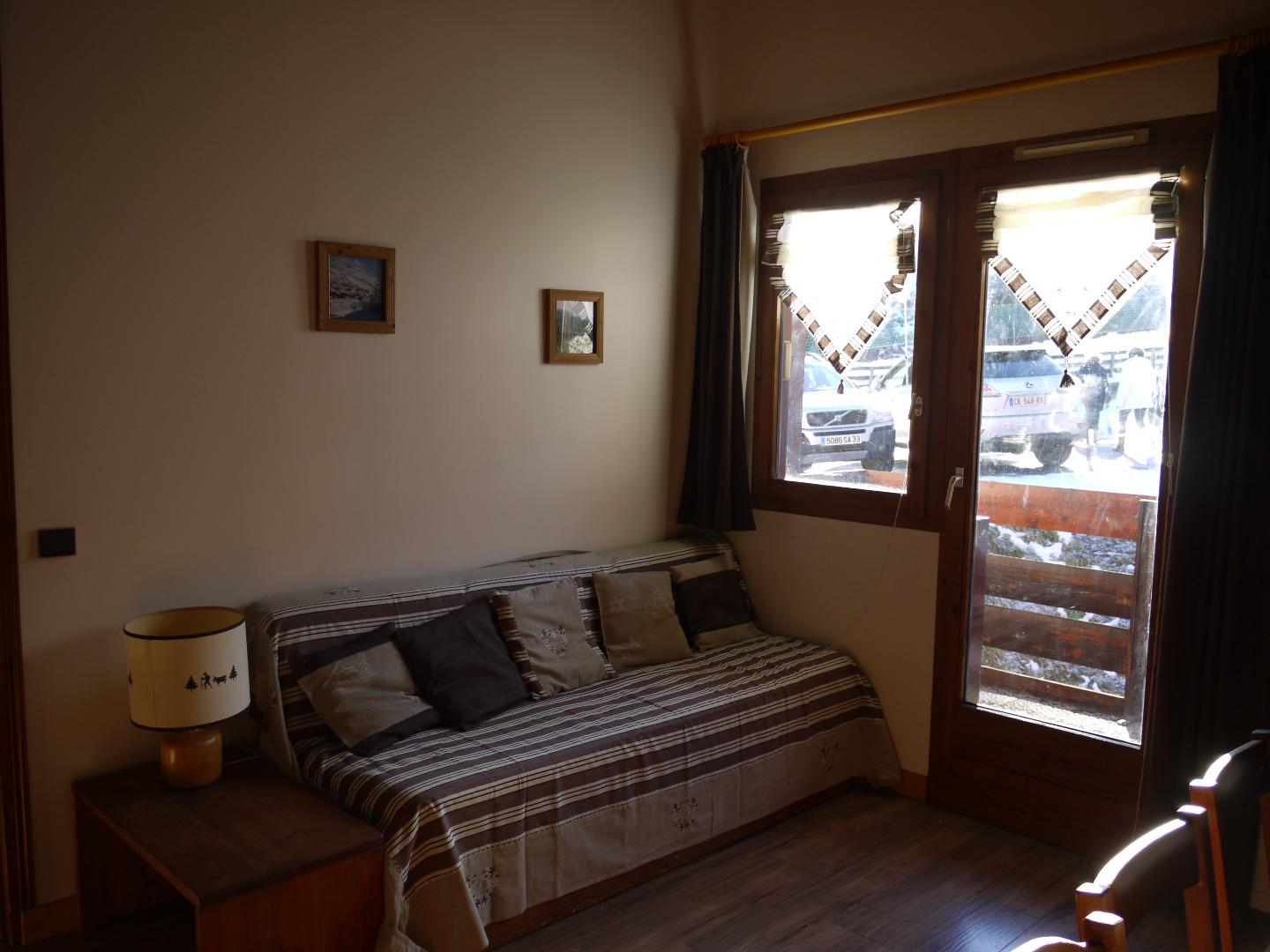 La pièce à vivre côté salon, avec un lit possible