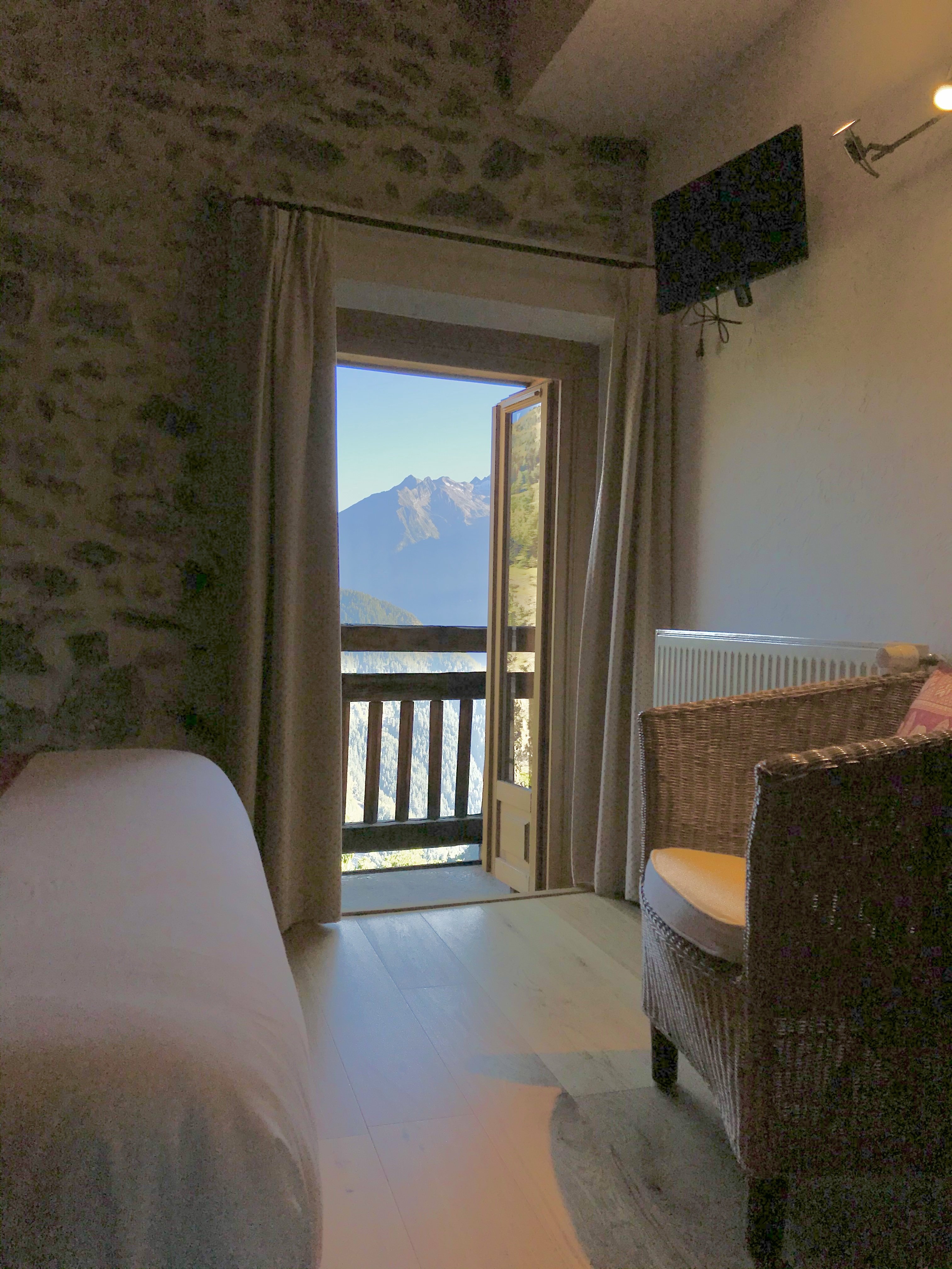 Vue depuis la chambre n° 5 (exemple) - 
4 chambres avec vue sur les montagnes, plus le séjour et le salon.