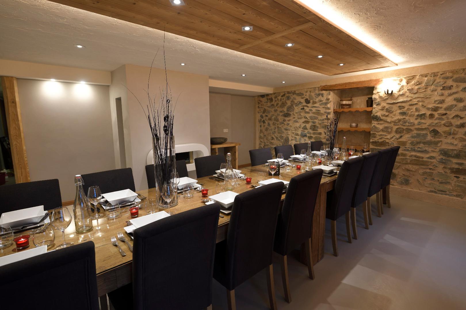 Salle à manger
Chalet avec de beaux matériaux (peinture à la chaux, béton ciré, bois de mélèze, pierre du pays etc...)
