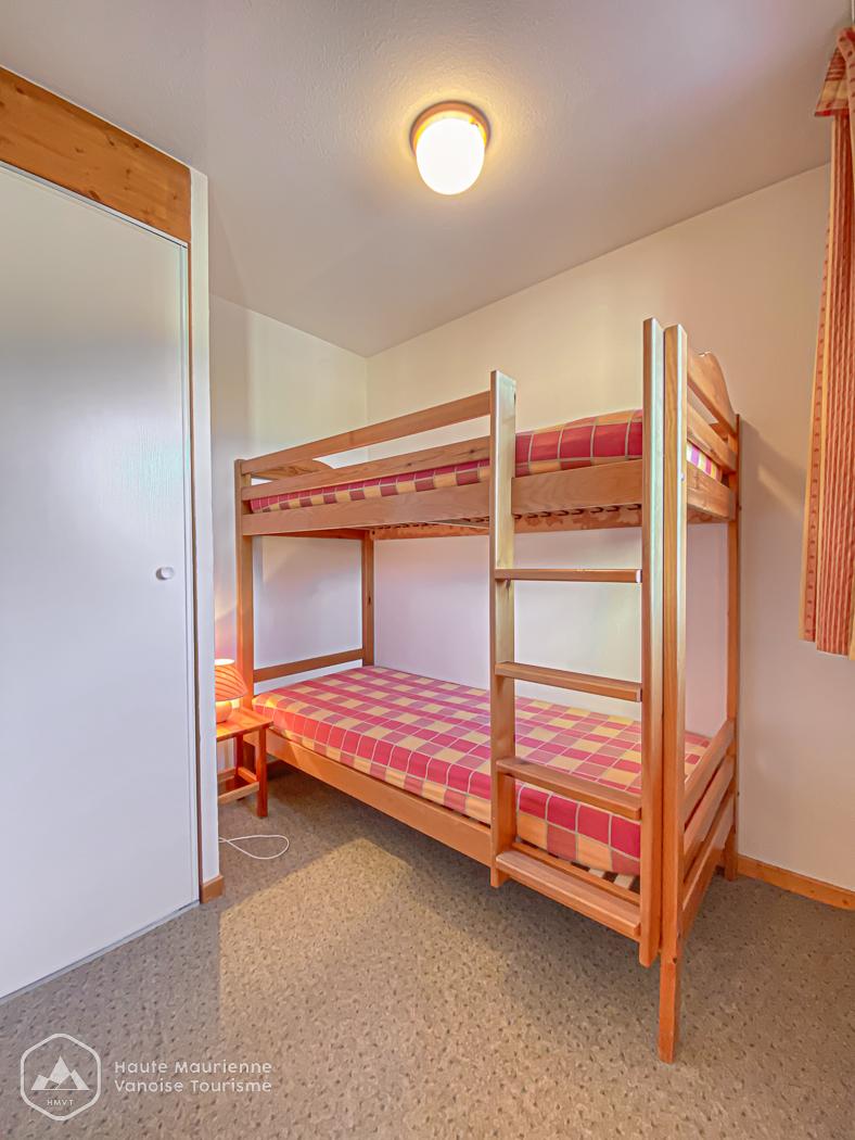 Chambre enfants avec lits superposés et placard rangement