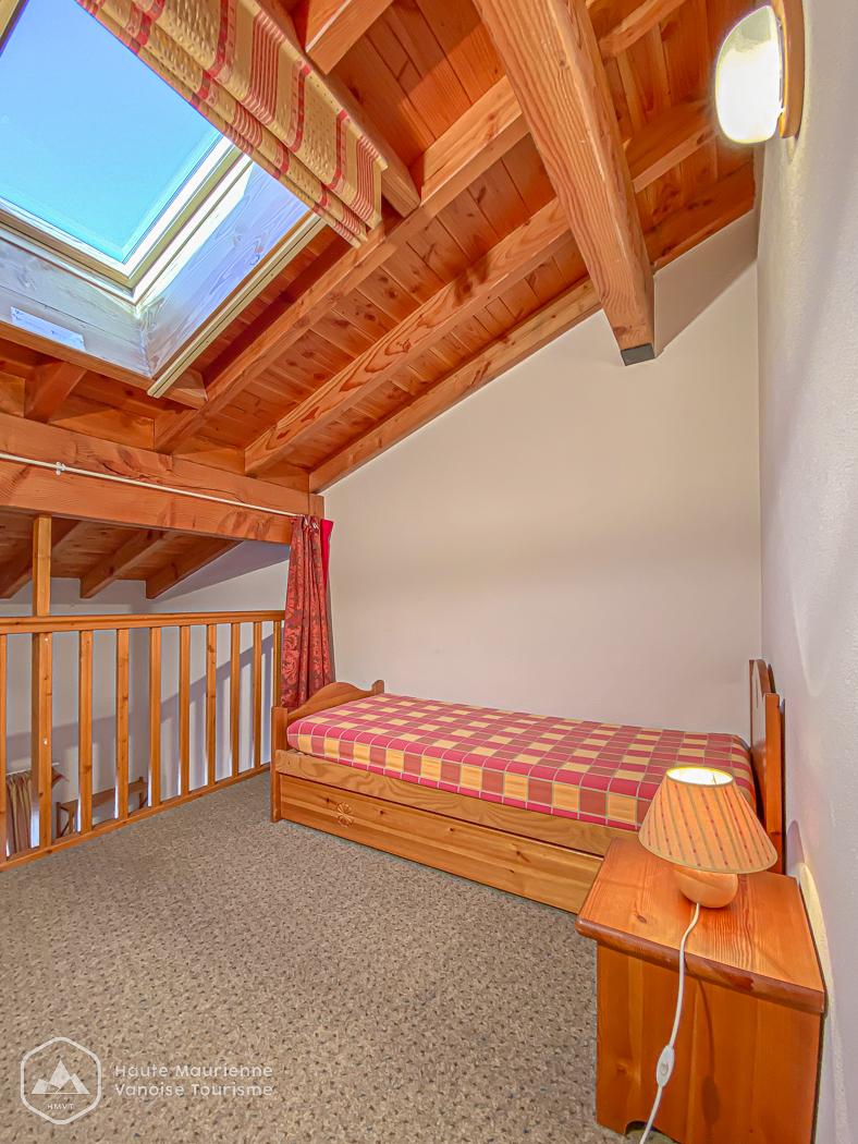 Mezzanine avec lits gigognes : la mezzanine est semi-fermée avec cloison et porte (photo 1)