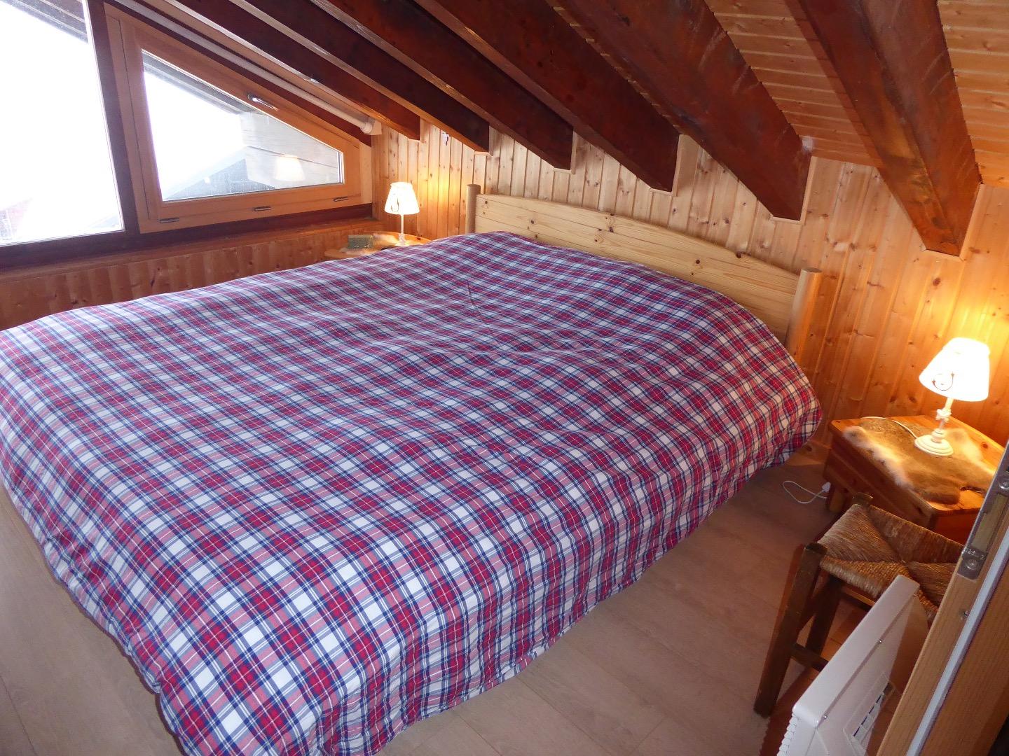 Chambre sud avec son lit 160 qui a une vue à vous couper le souffle . Juste une envie d'aller skier... ou de rester au lit ...