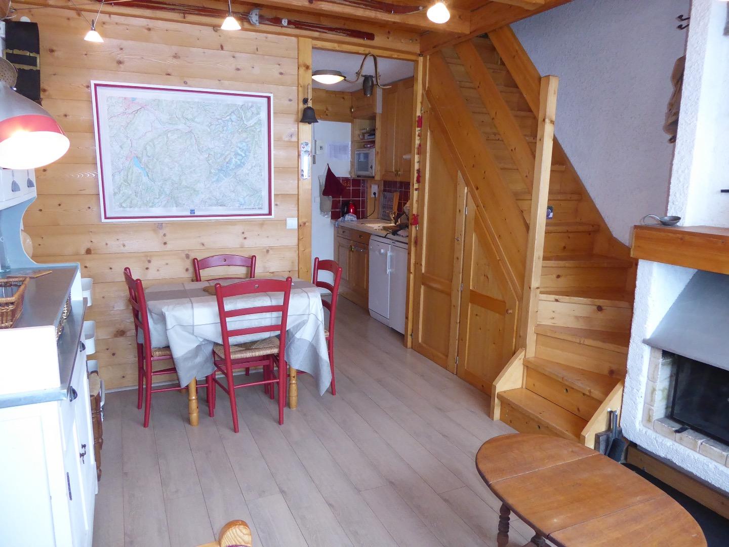 Petit salon et coin repas , idéal pour profiter sans effort et sans fatigue après une belle journée de ski ou de rackettes ! 
Très bien agencé  et équipement au top.
