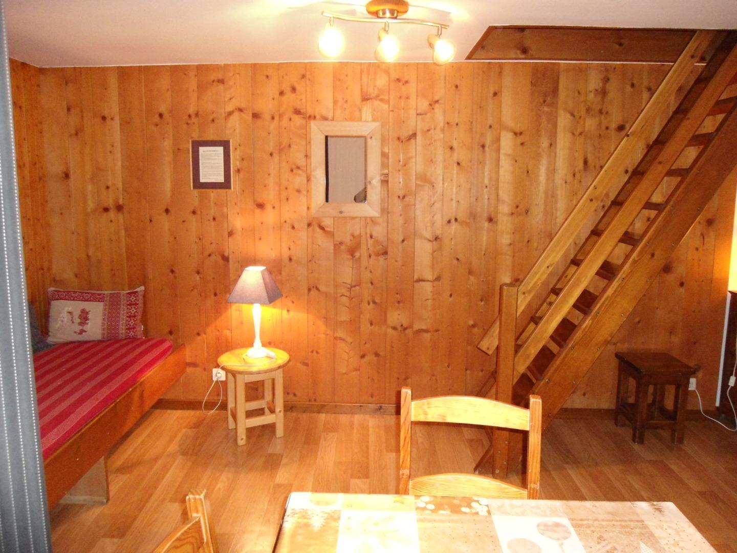 ESCALIER VERS MEZZANINE