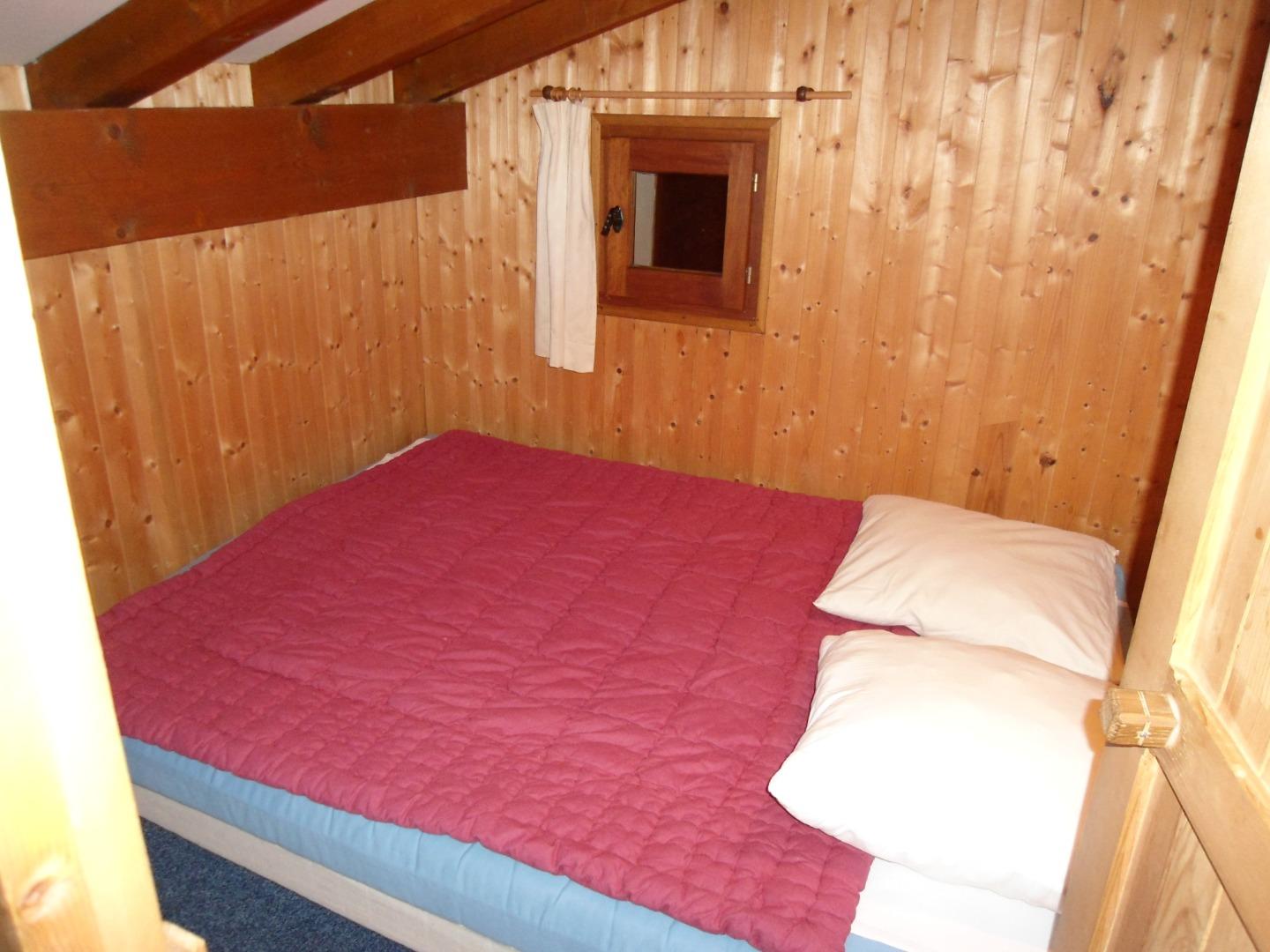 PETITE CHAMBRE AVEC LIT DOUBLE SUR LA MEZZANINE