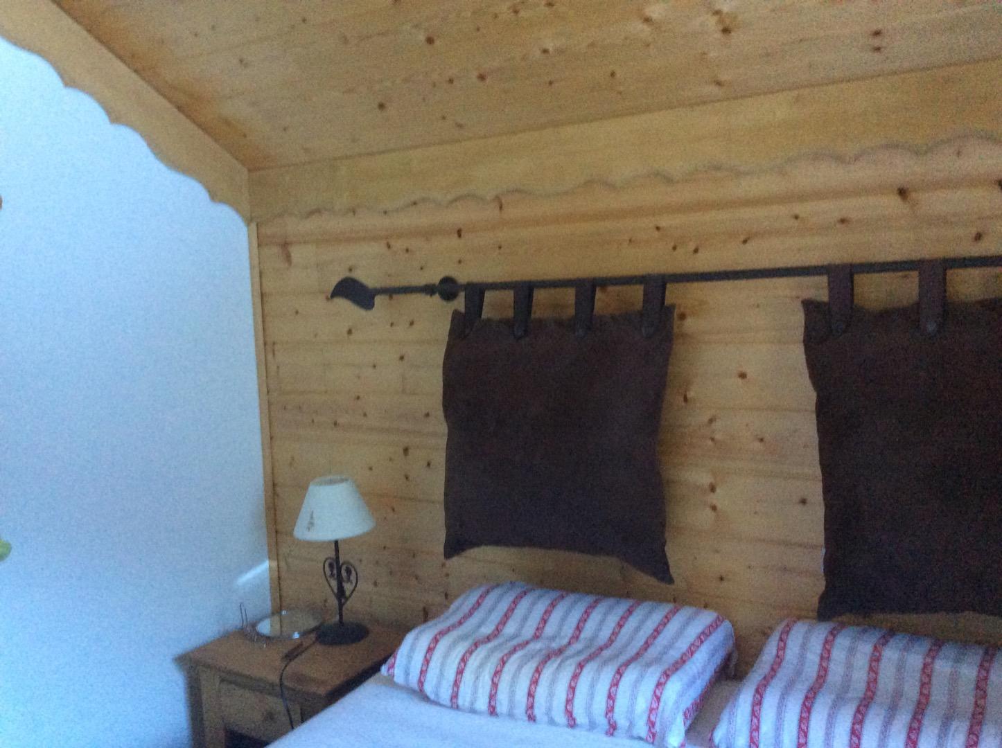 CHAMBRE 1 avec placard.    Lit de 140 Salle de bains attenante