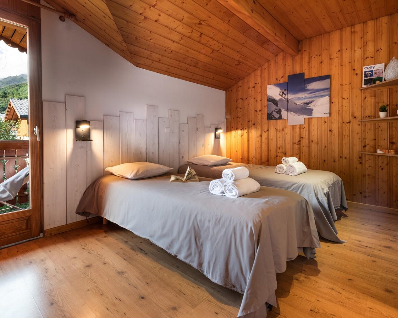 Chalet Snow Valley - chambre double avec salle de bain et balcon