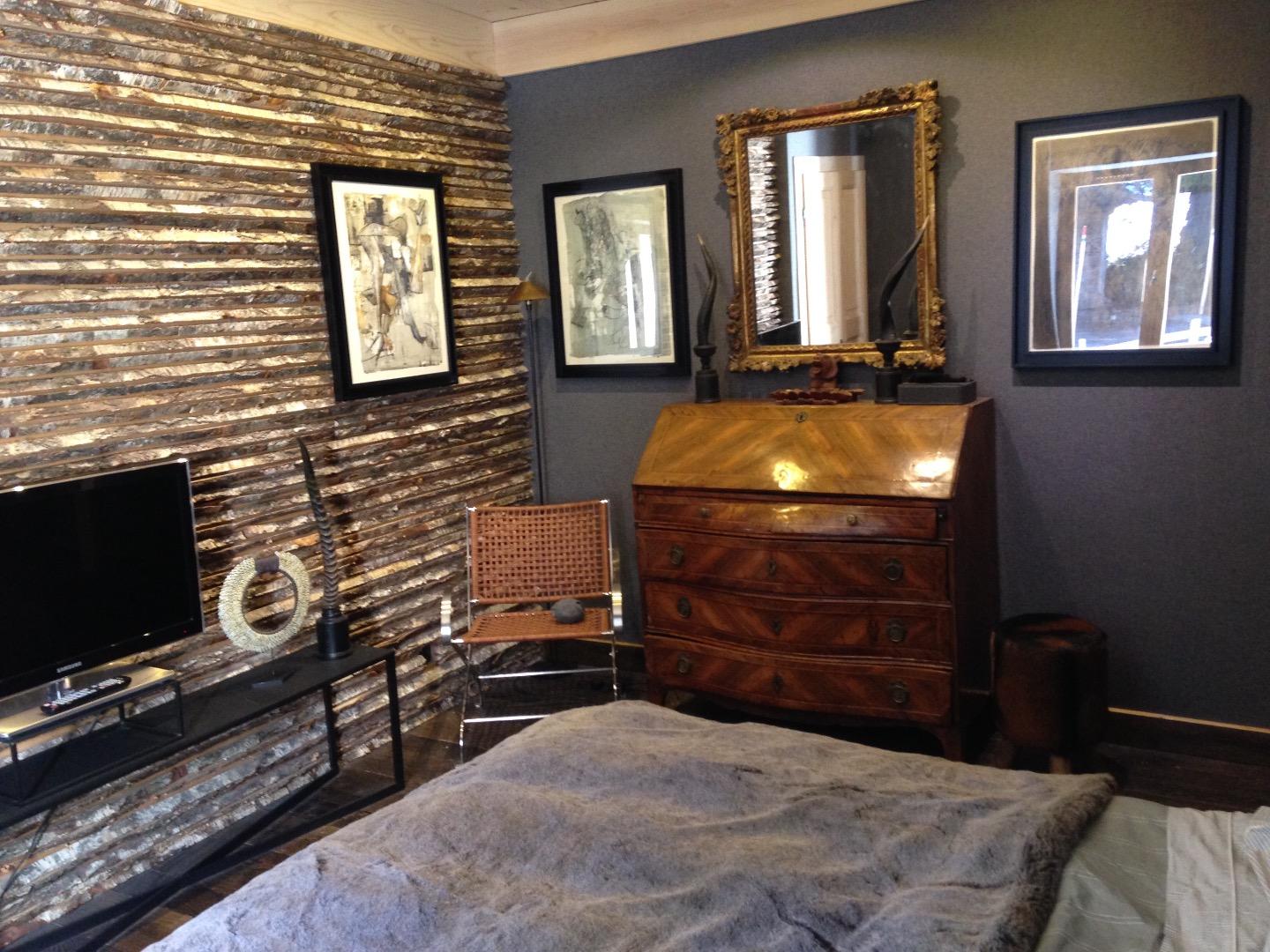 Grande Master bedroom avec Tv et salle de bain attenante avec baignoire 