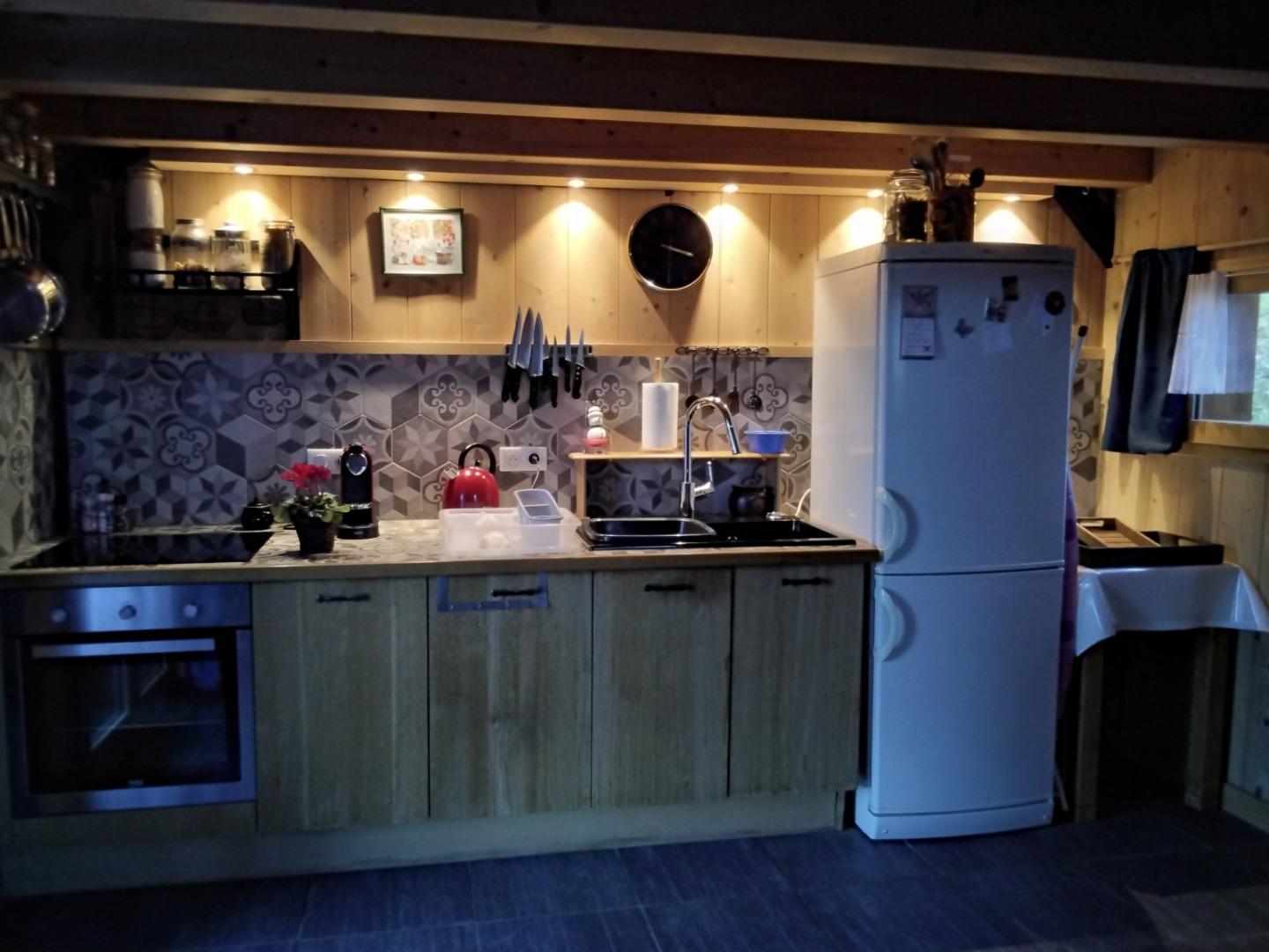 Cuisine équipée  avec réfrigérateur congélateur four nesspresso appareils à raclette ,à fondu , fer à repasser