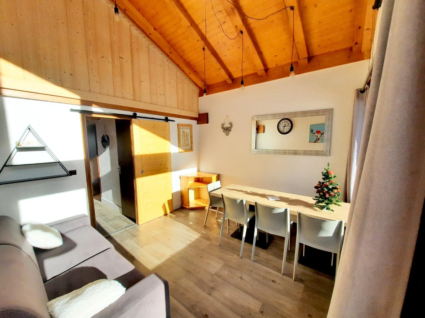 Séjour côté pistes, vue montagne et pistes de ski.
Canapé convertible Rapido avec matelas confort.