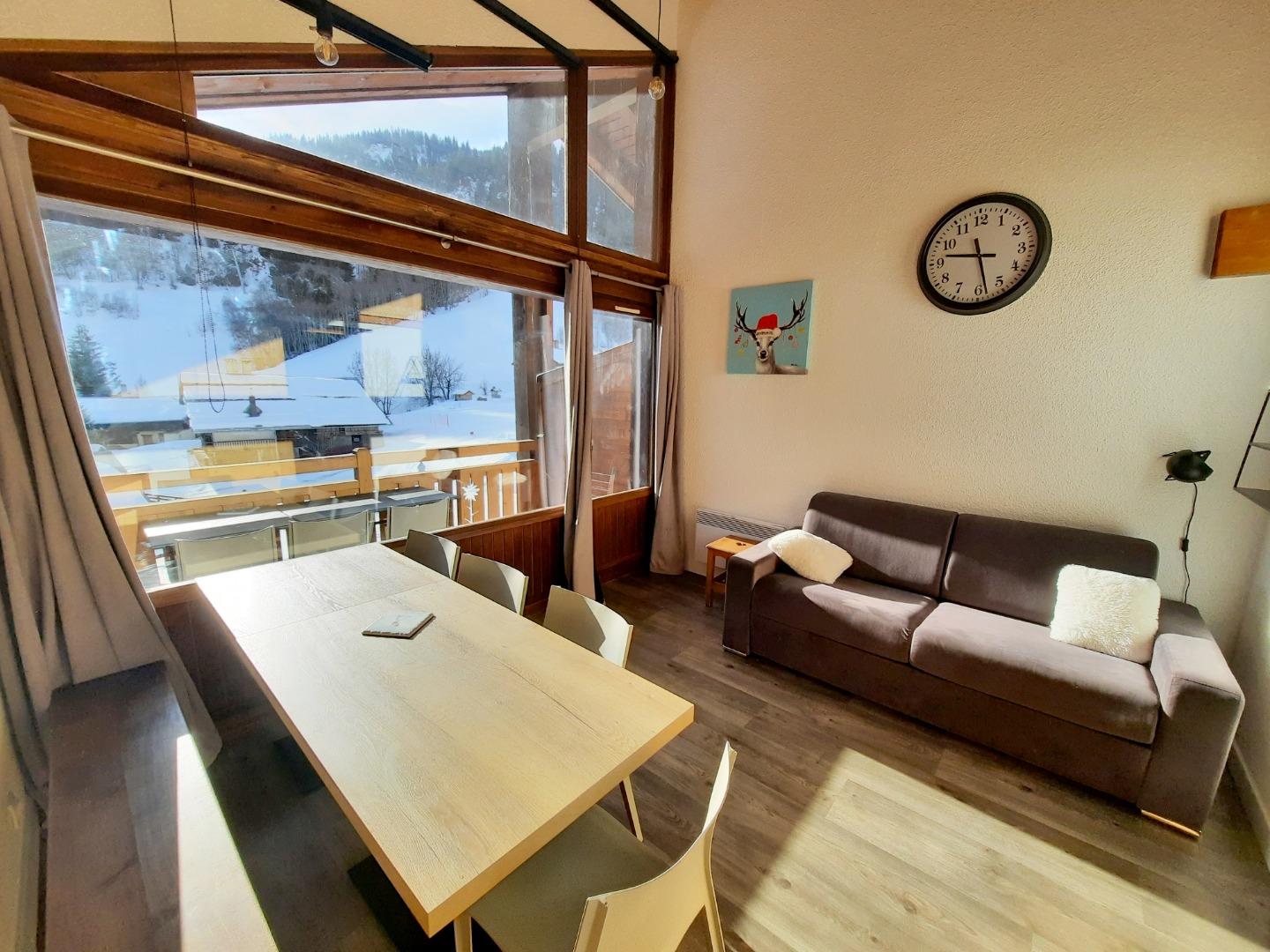 Séjour côté pistes, vue montagne et pistes de ski.
Canapé convertible Rapido avec matelas confort.