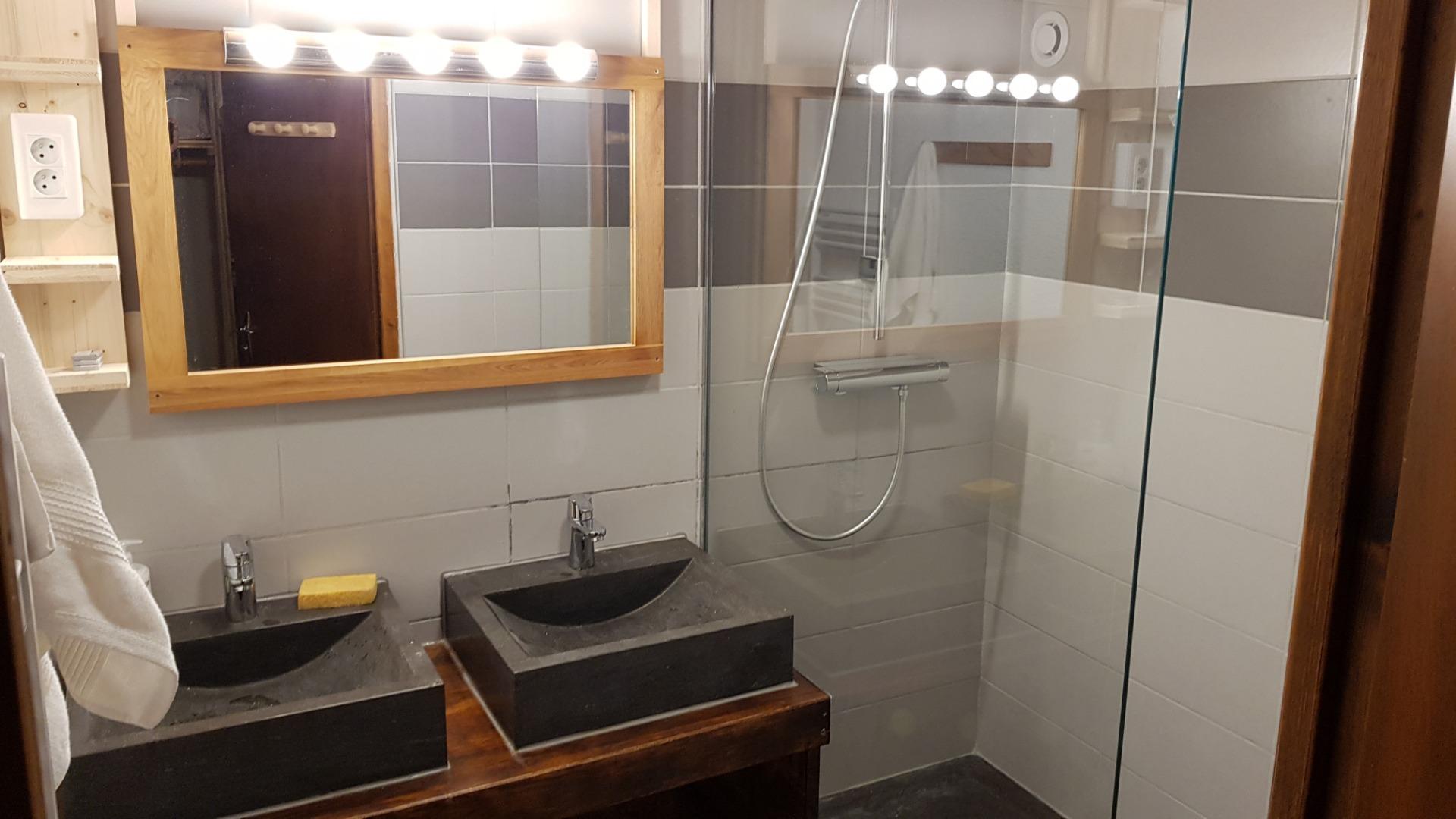 Salle de bain double vasque et douche avec robinet thermostatique.