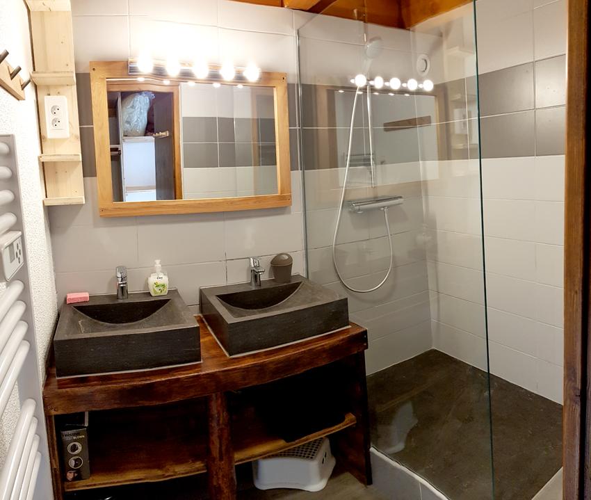 Salle de bain double vasque et douche avec robinet thermostatique.
Nombreux rangements, sèche serviette...