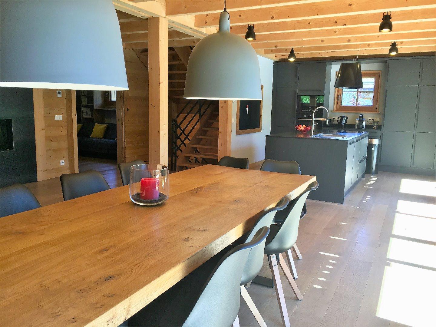 La salle à manger qui donne sur la cuisine design et fonctionnelle 