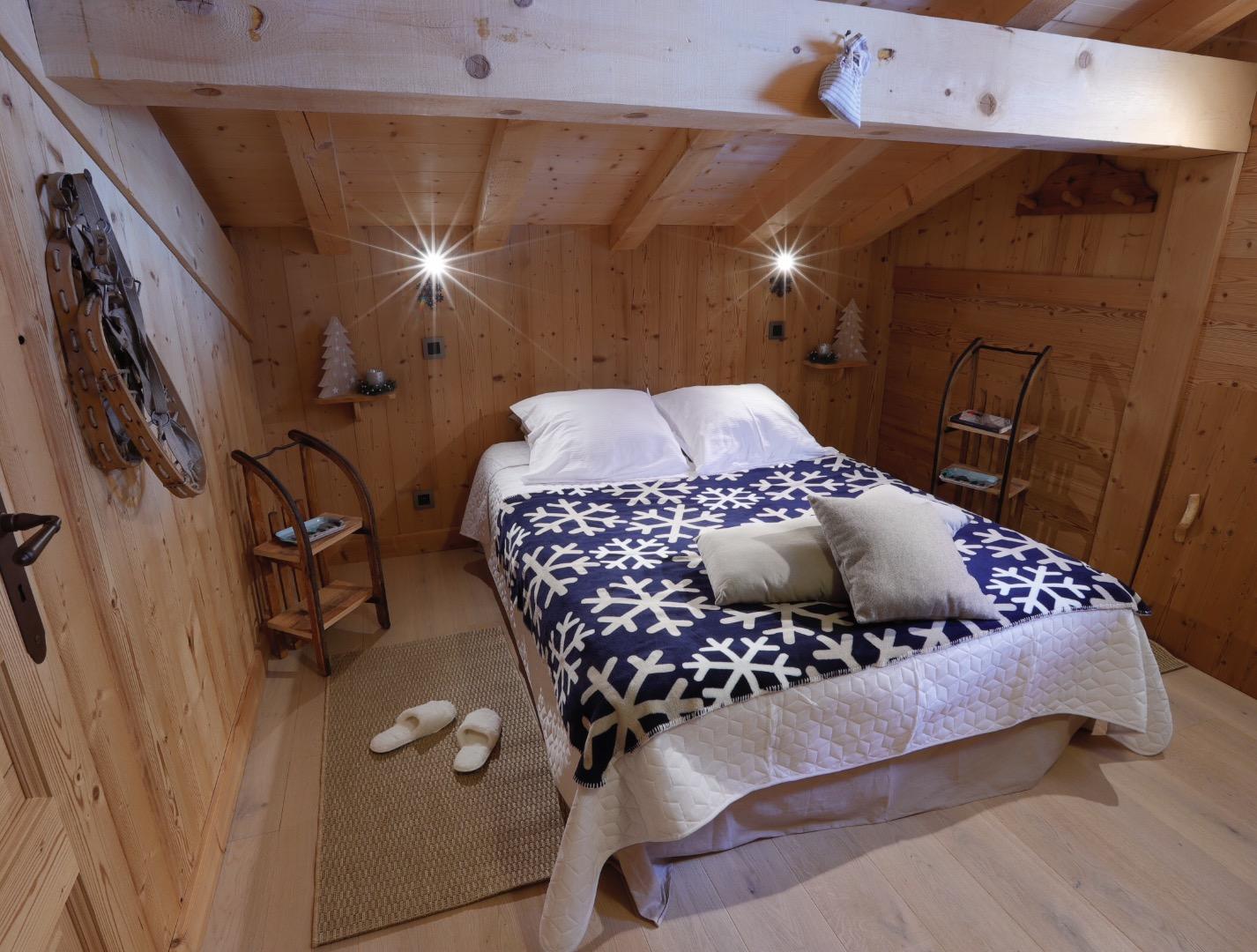 Chambre mansardée avec fenêtre 
