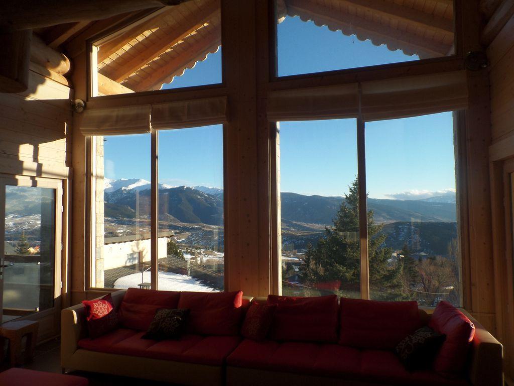 séjour avec baie vitrée double hauteur 