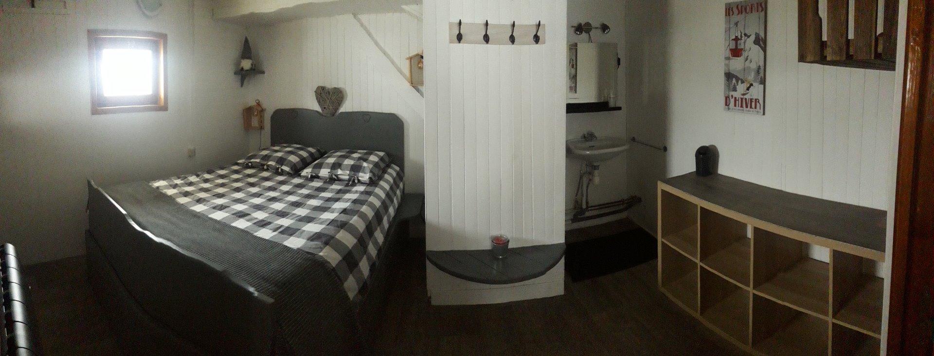 Chambre bas - lit 140 x 190 cm - Coin sanitaire lavabo et toilette