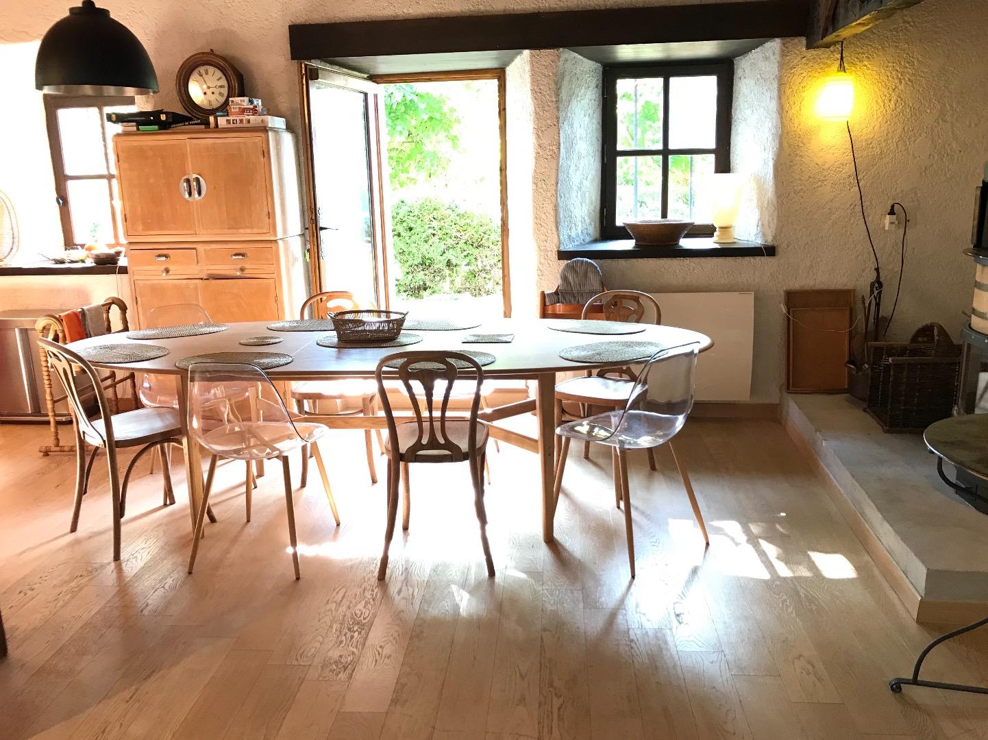 La salle à manger donne sur le jardin