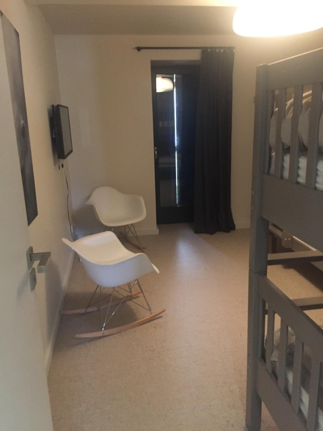 Chambre  avec TV et dressing