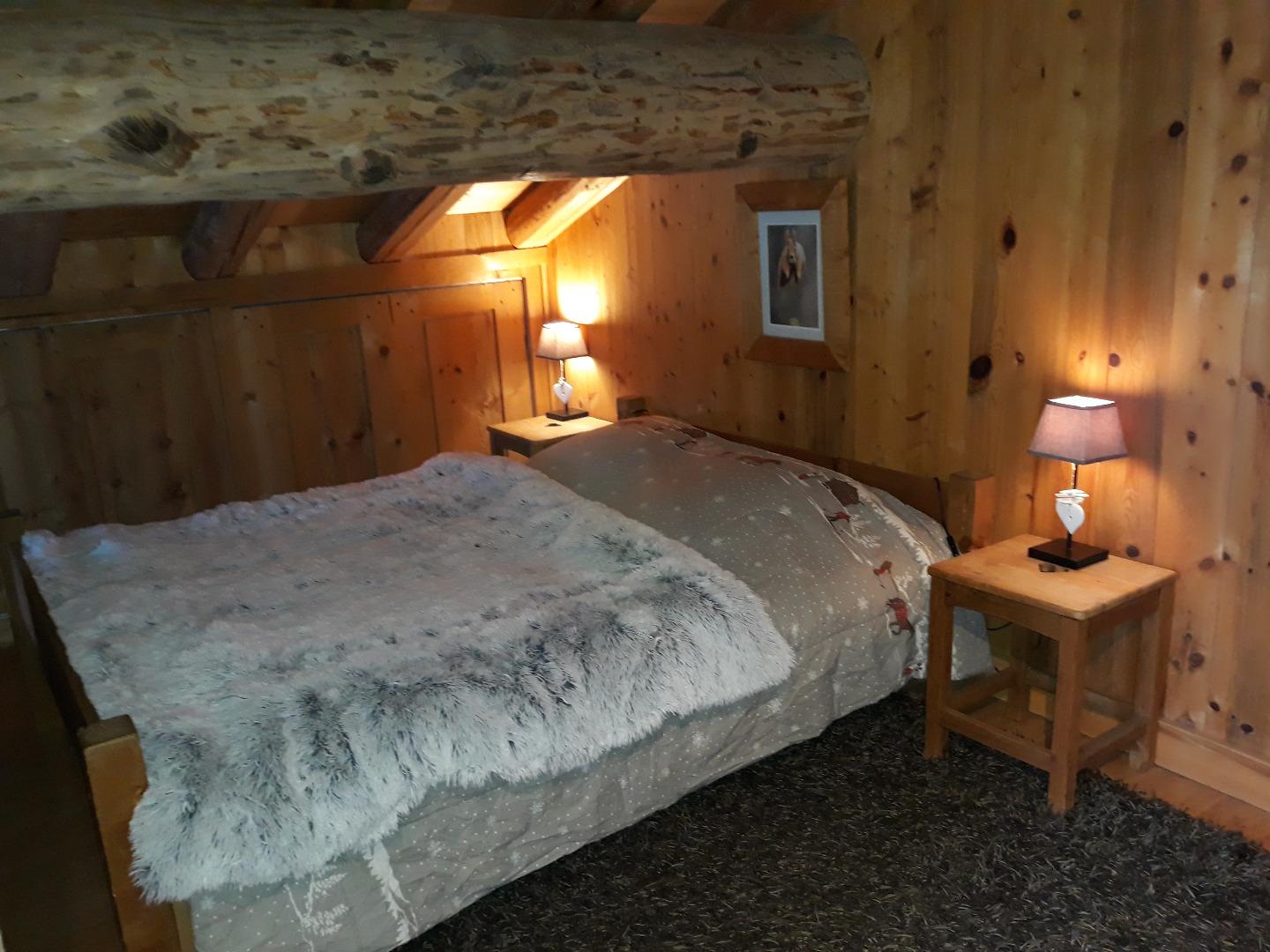 chambre lit double sous le toit
