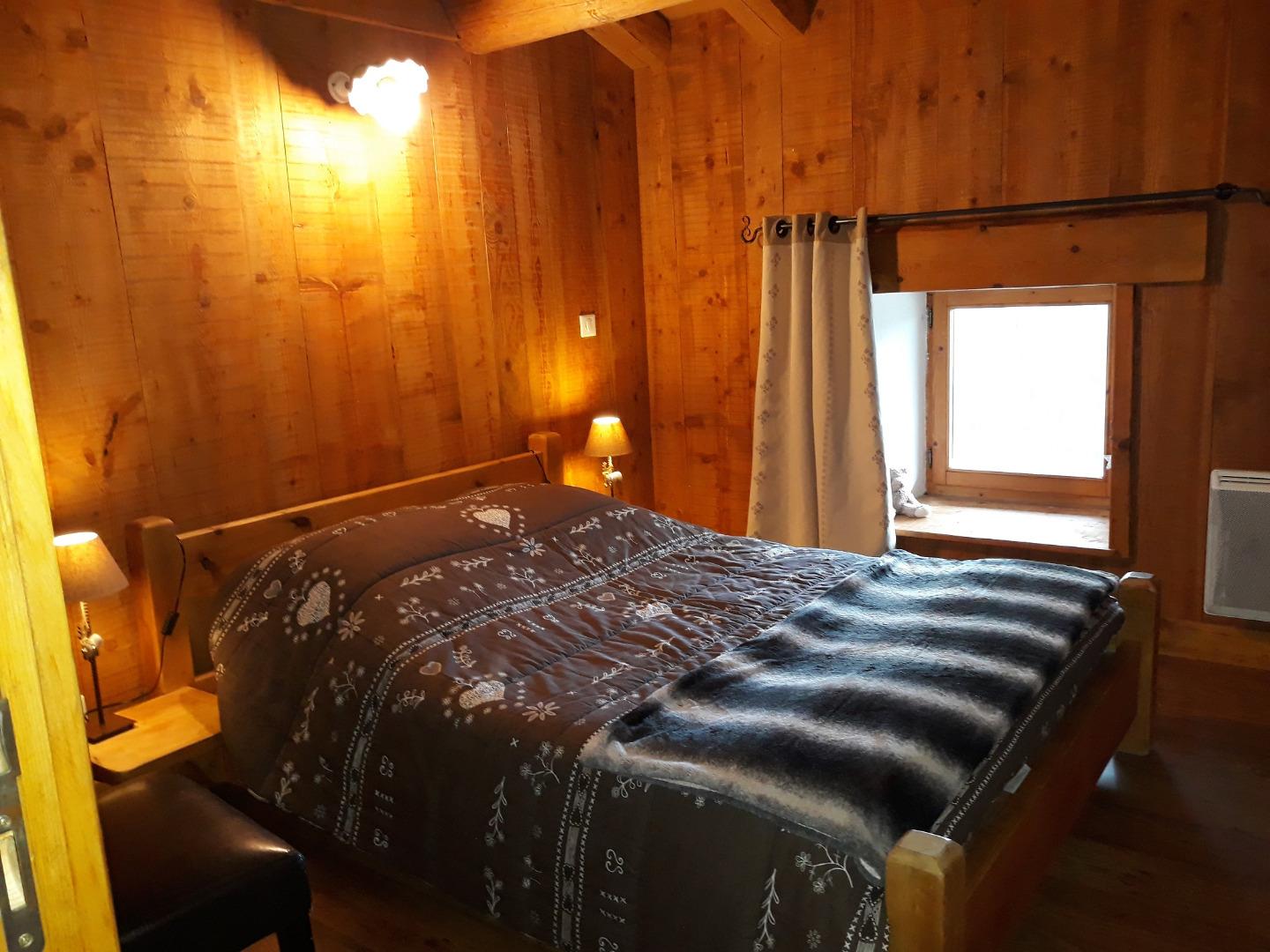 chambre sud lit double sous le toit