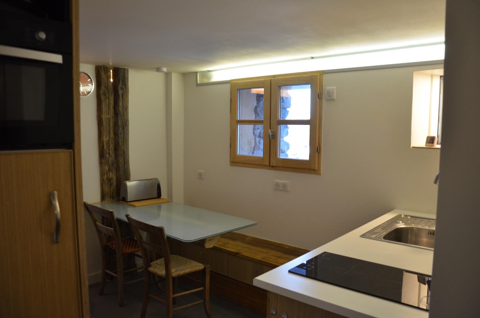 Cuisine équipée : évier, table de cuisson à induction, réfrigérateur, four combiné micro-ondes, lave-vaisselle
Tiroirs de rangement (vaisselle, appareils à raclette et fondue,..)