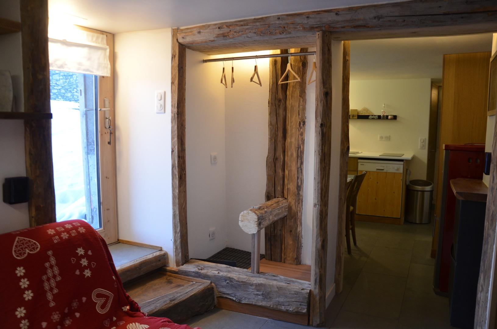 L'entrée : penderie, salon (canapé, TV)
Accès à la chambre et à la cuisine