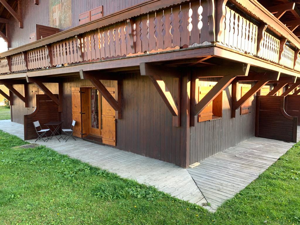 extérieur cet automne  l'appartement est celui au rez de chaussée