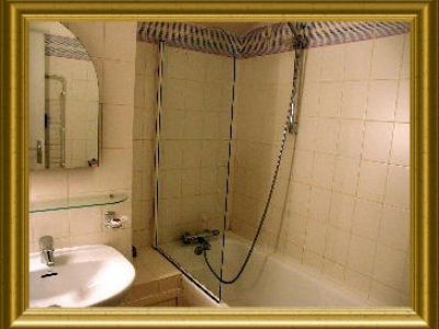 Salle de bains, baignoire et douche. WC. 