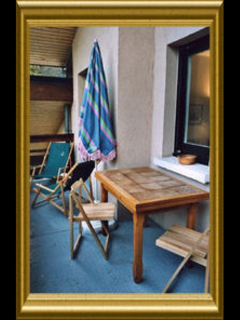 Balcon de 8m2. Table, parasol, chaises et transats.