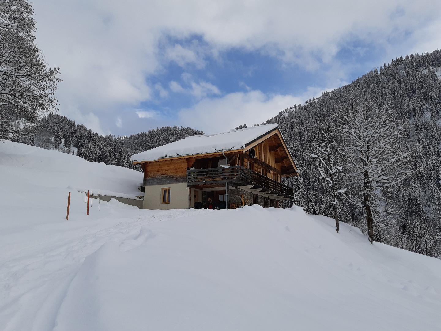 chalet vu de la route, chemin entre le parking et le chalet