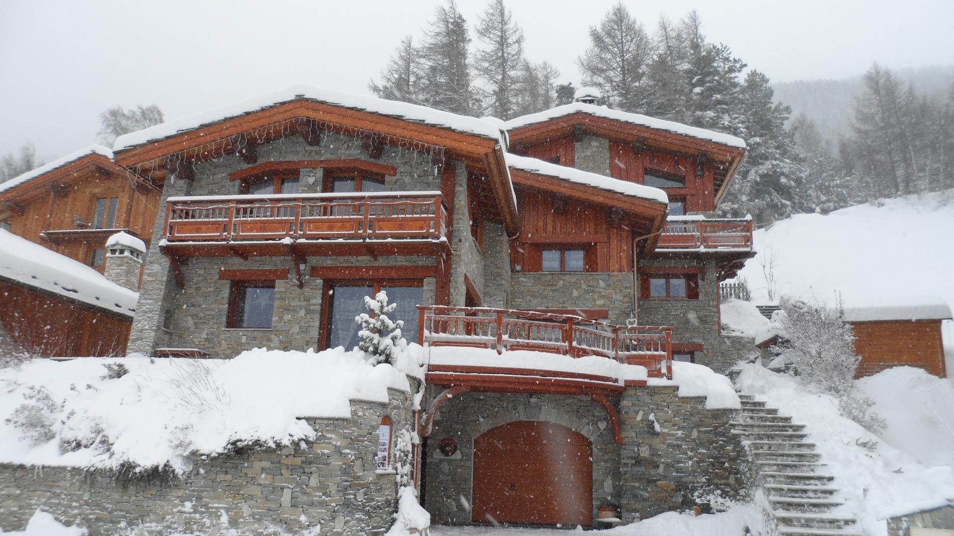 Le chalet sous la neige de décembre