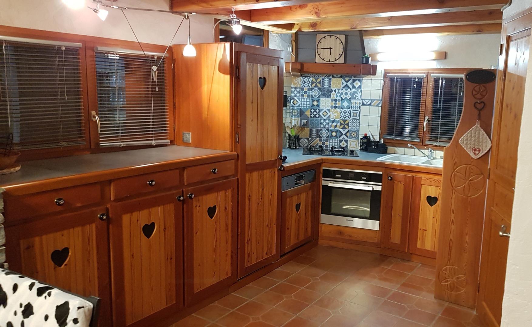 Niveau 0 : Coin cuisine : four à chaleur tournante, plaques (2 feux gaz - 2 induction), lave vaisselle, hote