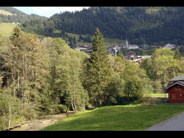 VUE du chalet sur la riviere  d en face 