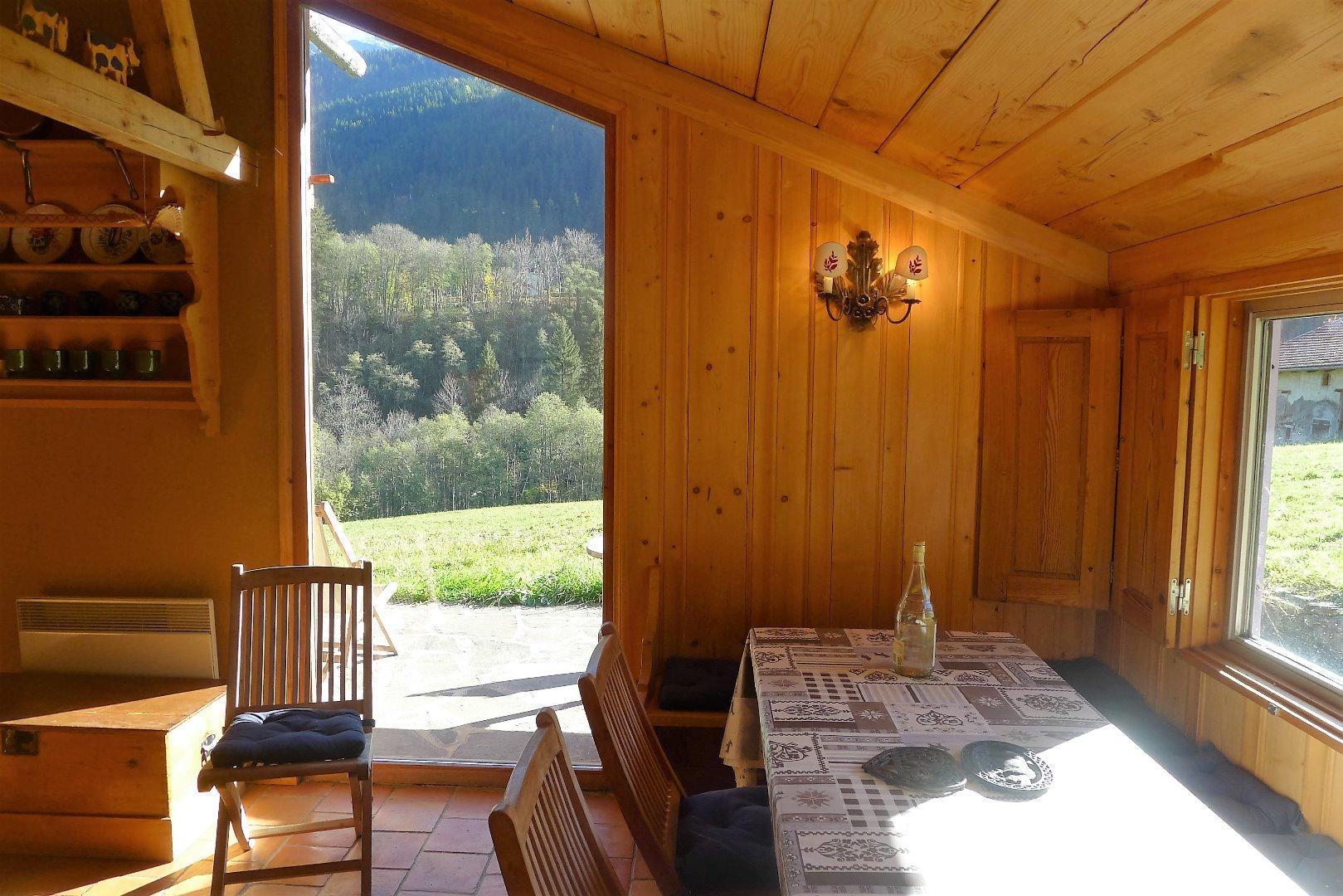 Séjour : La table pour dix convives et la terrasse .