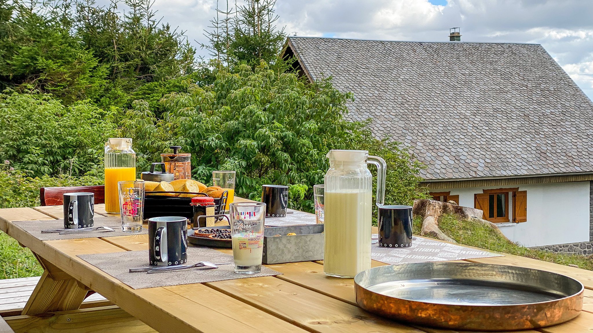 Profitez d’un séjour unique dans ce chalet avec terrasse extérieure à Super Besse. Offrant une vue panoramique sur les montagnes, il allie charme et confort pour des moments inoubliables en famille ou entre amis, été comme hiver.
