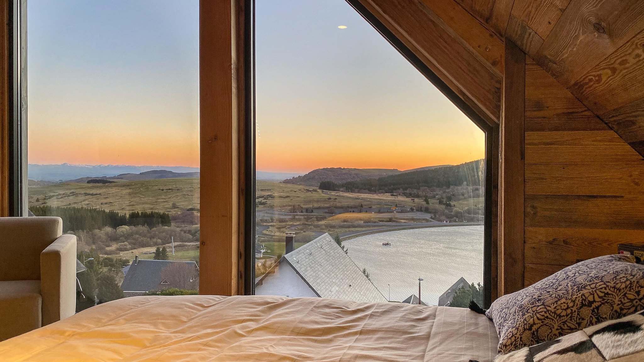 Le Chalet l’Anorak à Super Besse vous accueille dans une chambre double avec vue imprenable sur la station et les montagnes environnantes. Confort et sérénité au cœur du Massif du Sancy, idéal pour un séjour ressourçant en pleine nature.