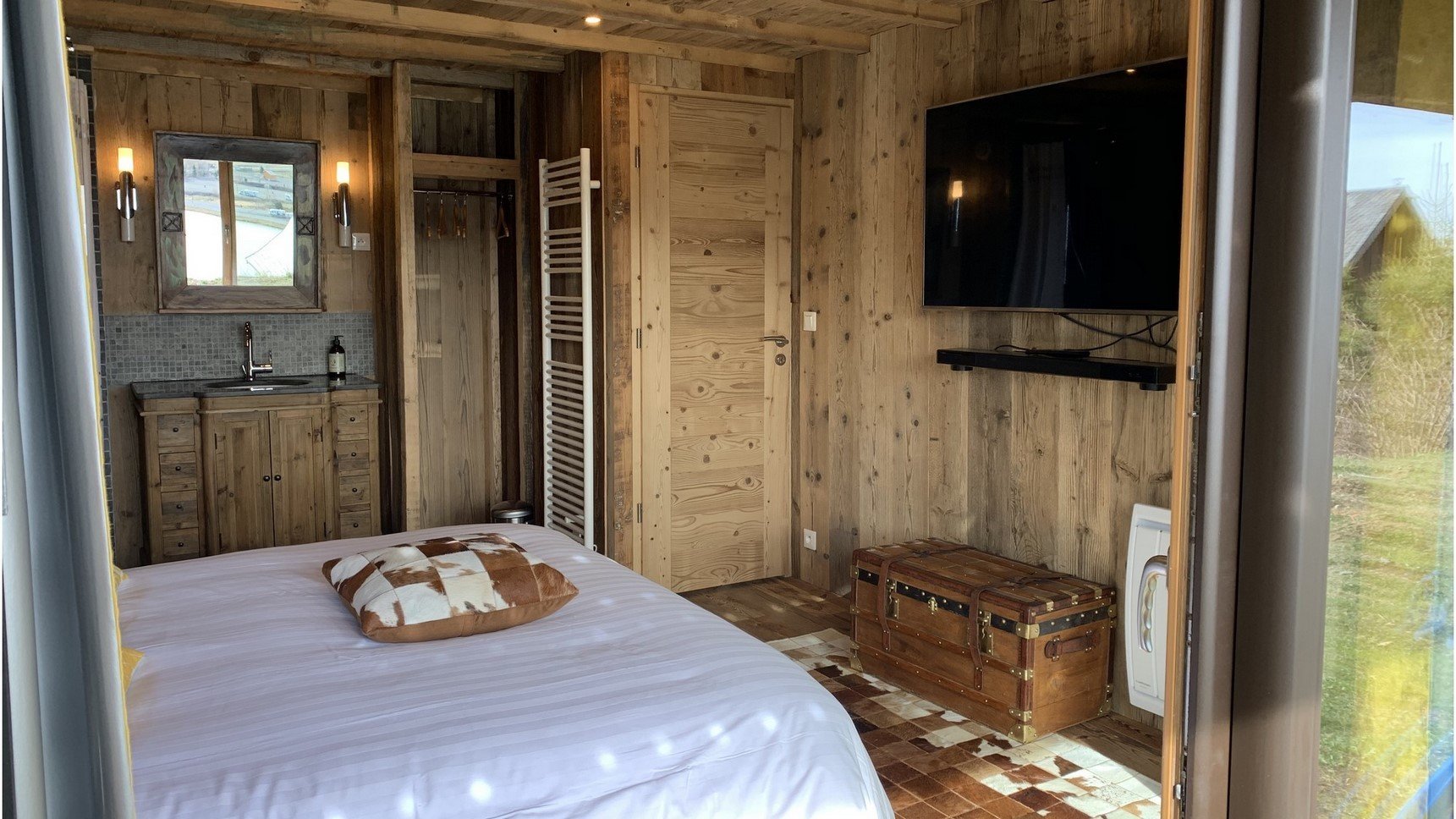 Découvrez notre Suite Familiale La Cascade, un écrin de confort avec son lit King Size et sa salle d'eau élégante. Spacieuse et apaisante, elle vous invite à un séjour tout en douceur, bercé par le murmure de la nature environnante.