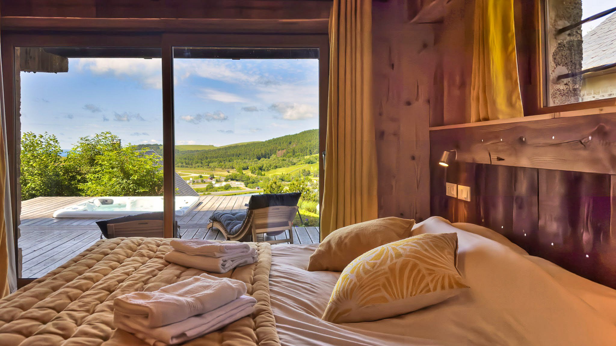 Séjournez dans notre Chambre Double La Cascade, en rez-de-jardin, avec un accès direct à notre spa privatif. Profitez d’un cadre paisible et d’une superbe vue sur le Massif du Cantal, pour un moment de détente absolue au cœur de la nature.
